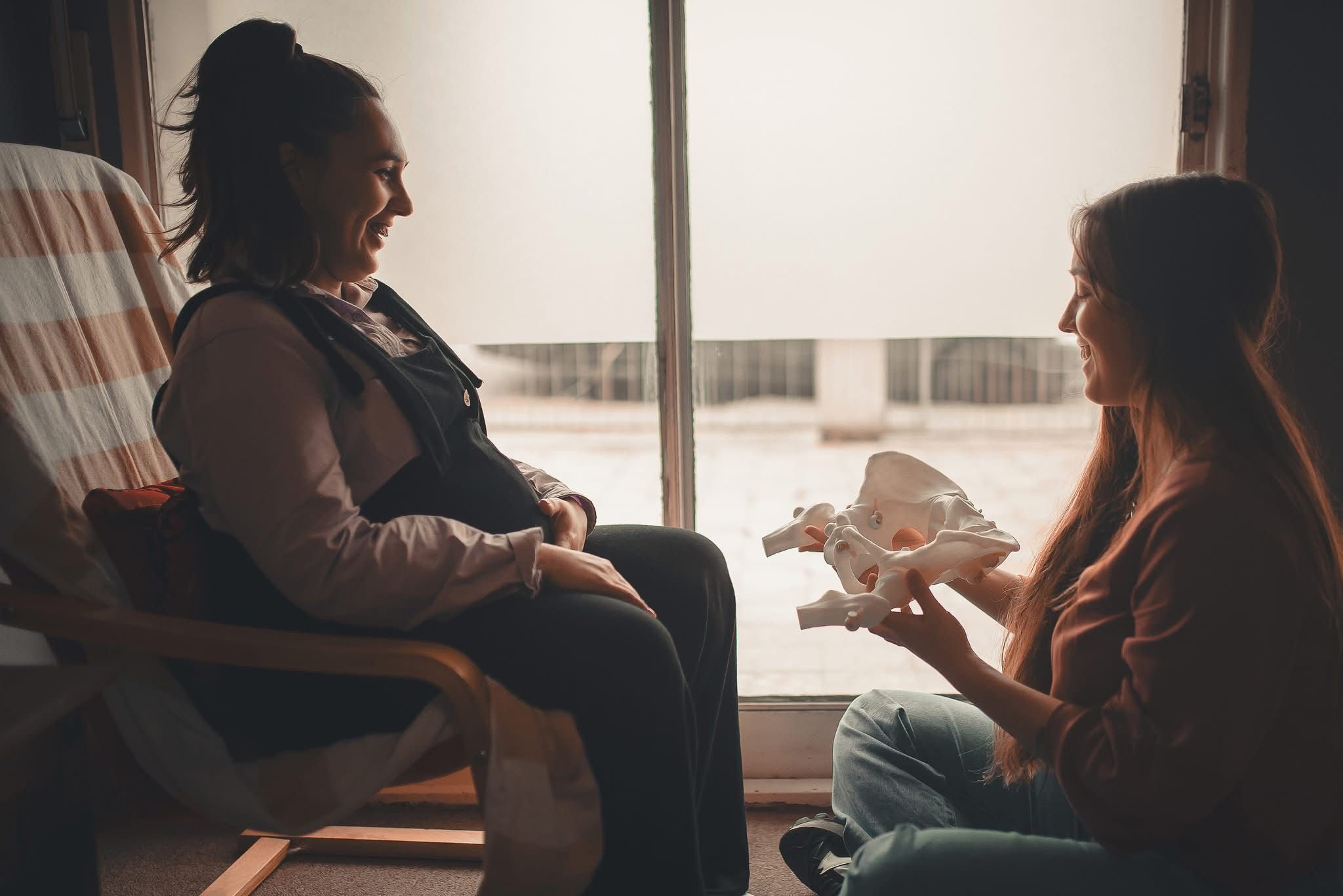 Pancita emabrazada, junto con un tierno peluche y su corazon dibujado